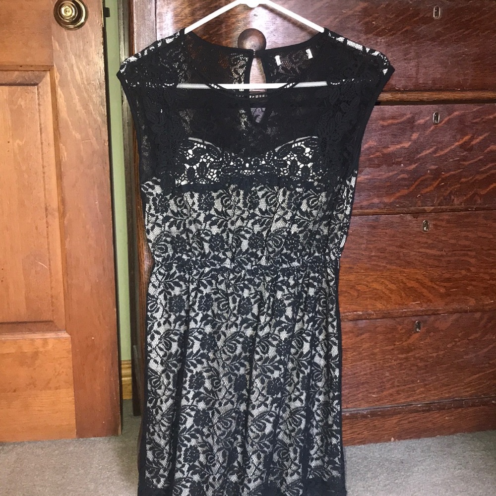 Lace sleeveless dress